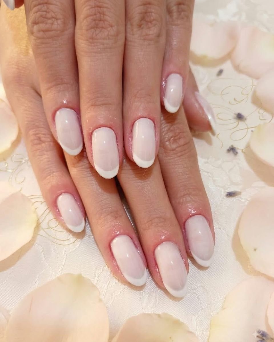 Unhas com francesinha branca clássica, trabalho de manicure em Caconde